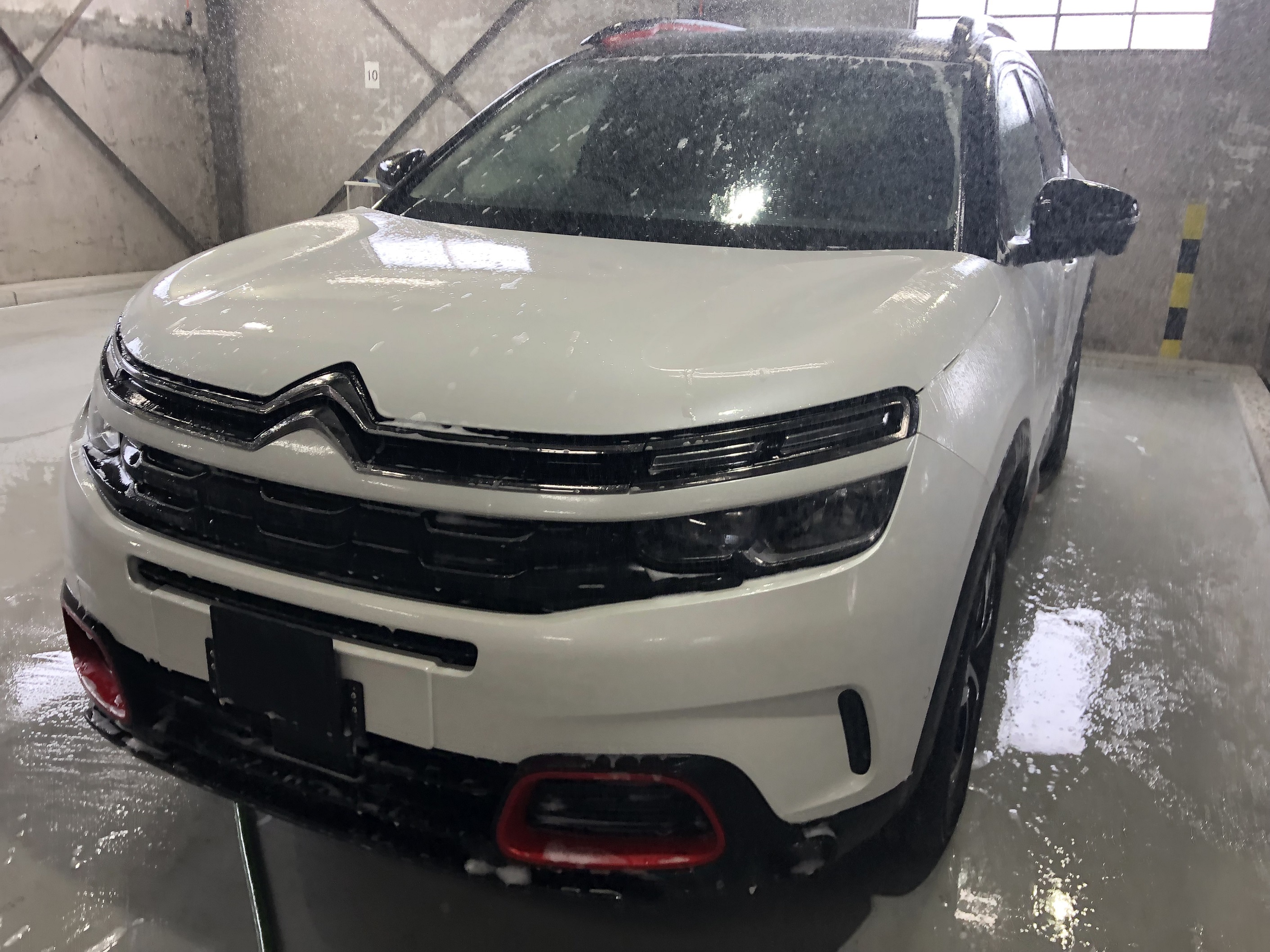 新車ボディコーティングの様子（Ｃ５エアクロス編）