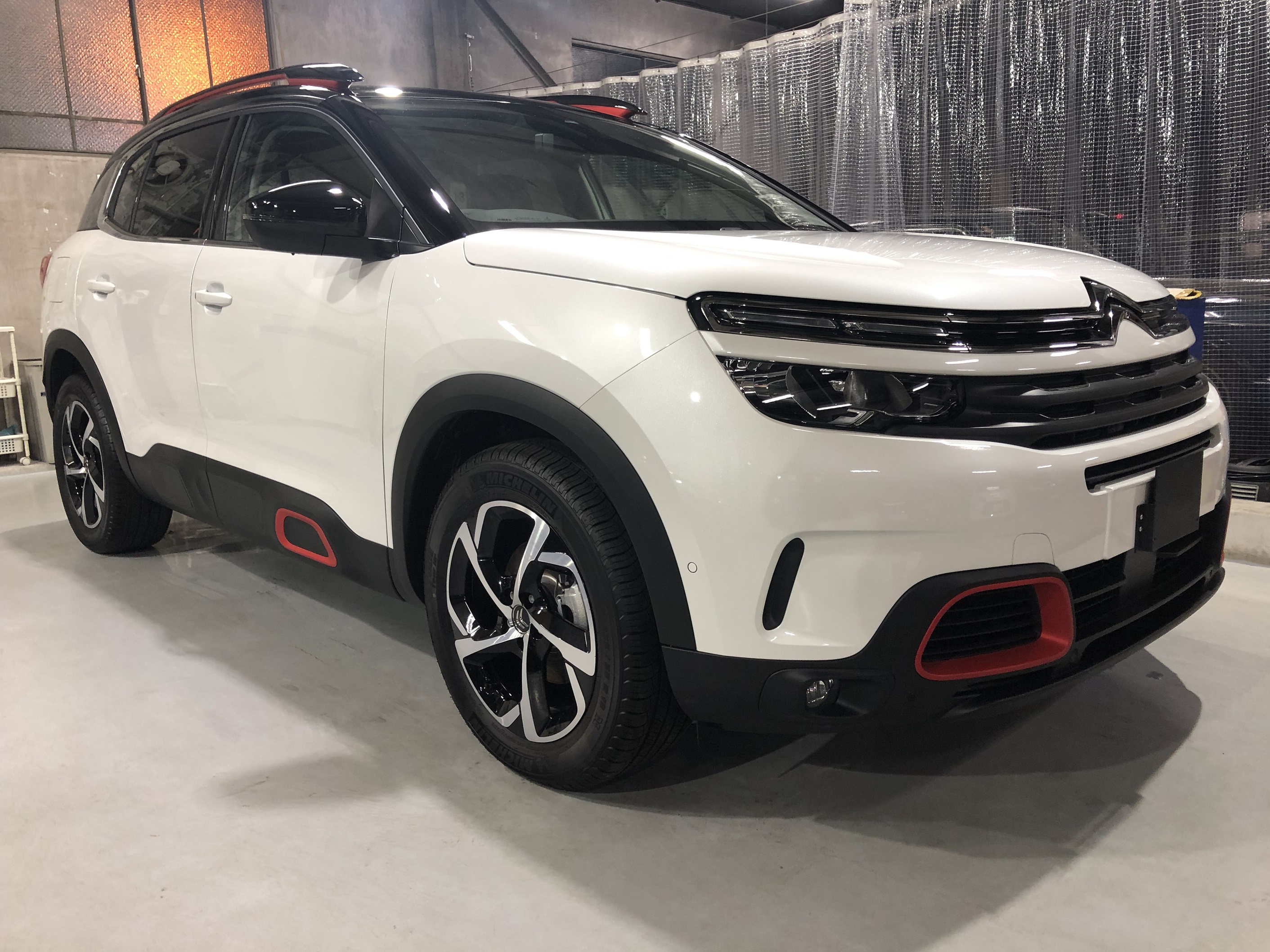 新車ボディコーティングの様子（Ｃ５エアクロス編）